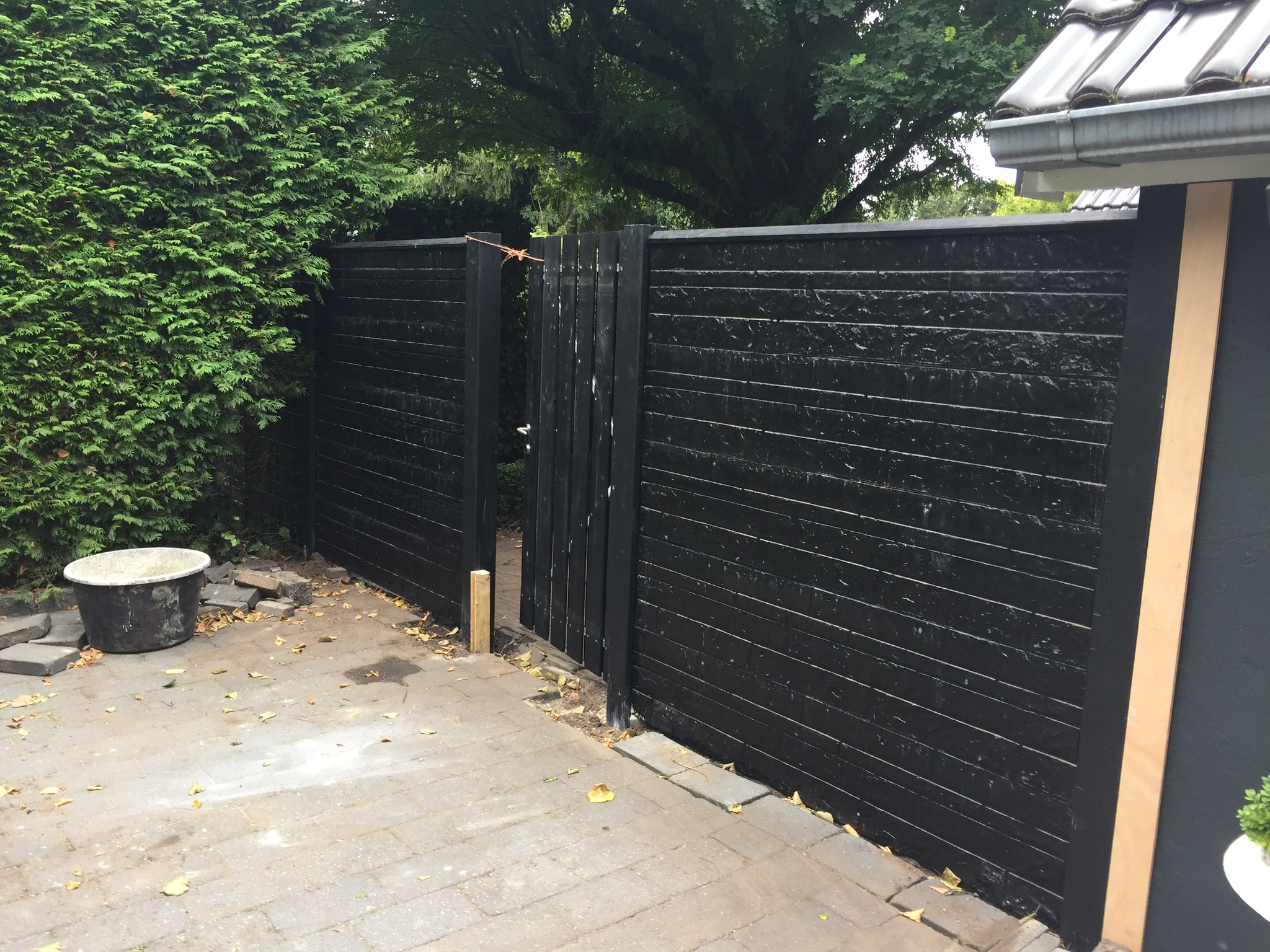 Carport met plat dak en regengoot