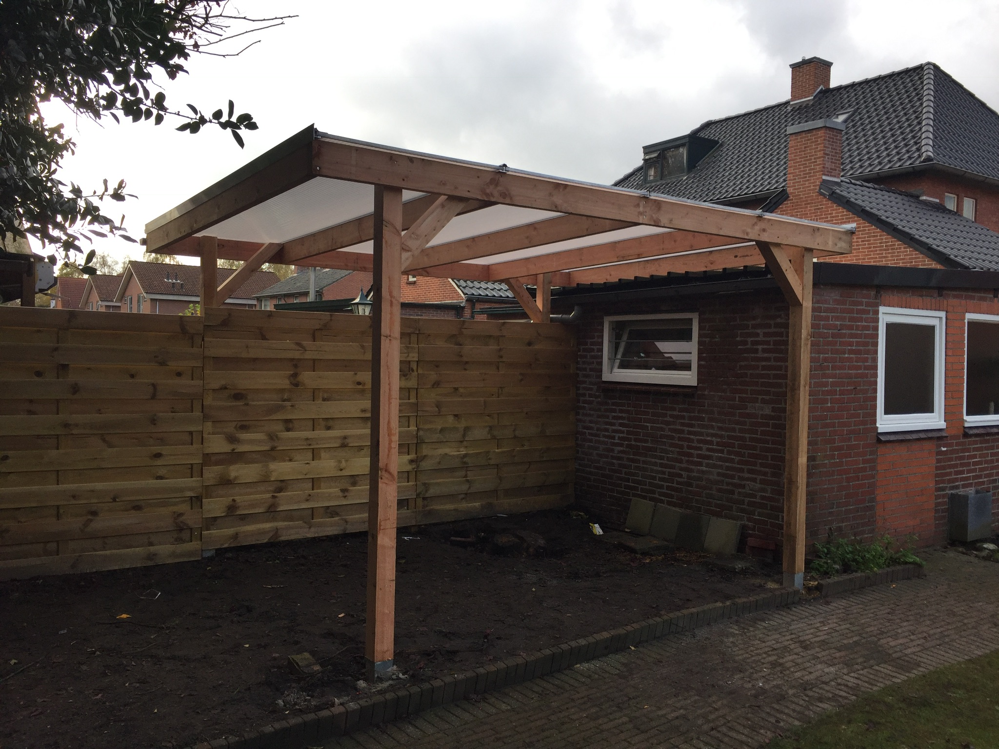 Houten poort met automatische opener