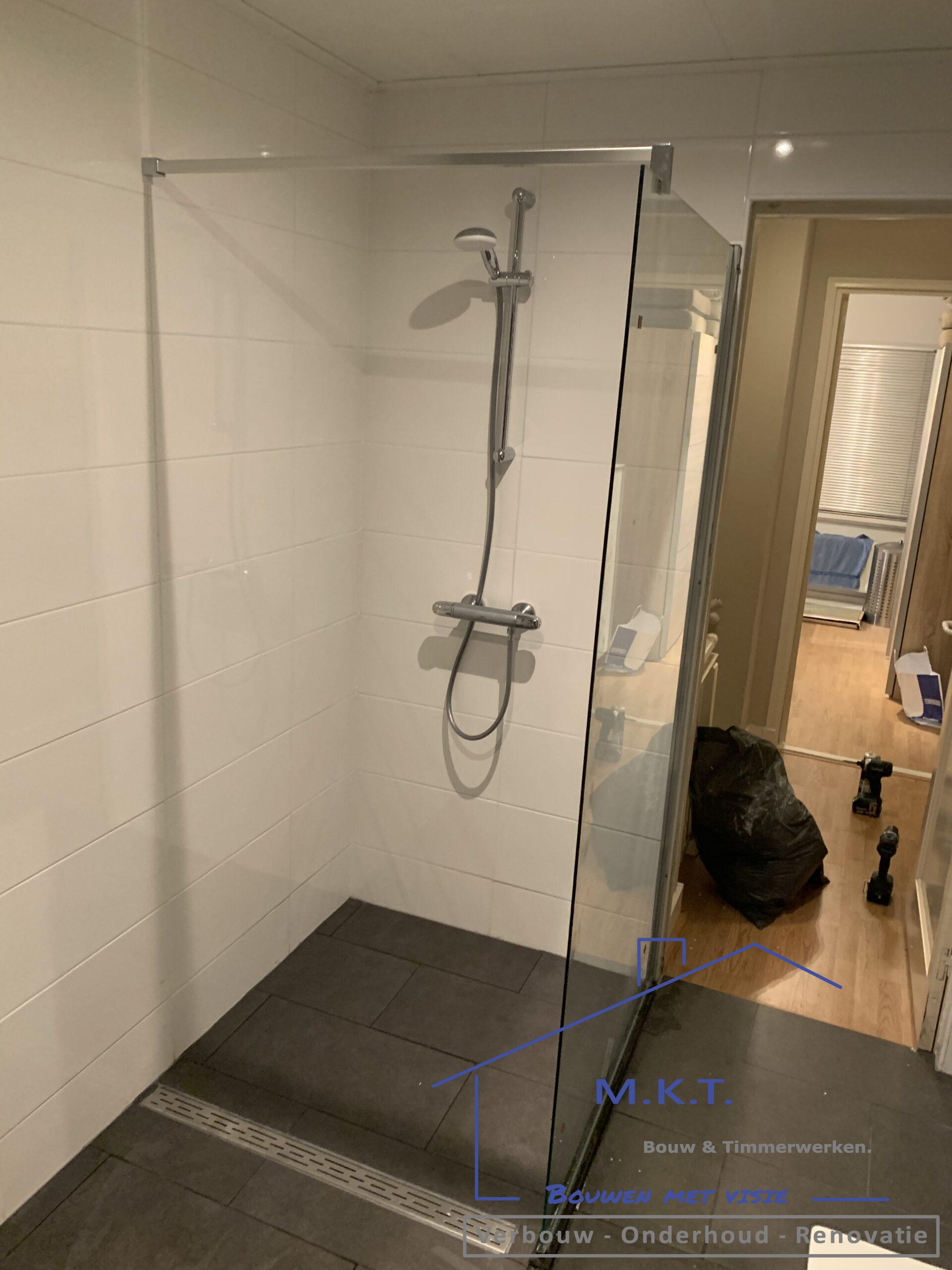 Badkamer met vrijstaand meubel en LED-verlichting